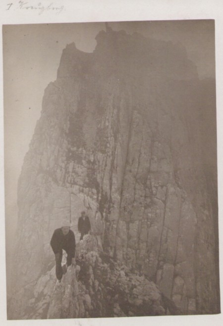 Auf dem ersten Kreuzberg im Jahr 1907. Unbekannter Fotograf. Poststempel vom 29. November 1907