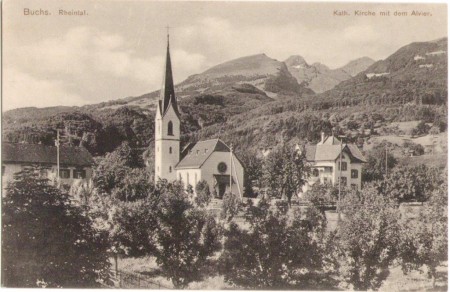 Die Katholische Kirche in Buchs um 1910, mit dem Alvier im Hintergrund. Aufnahme und Verlag von Christian Tischhauser, Buchs, Nr. 930